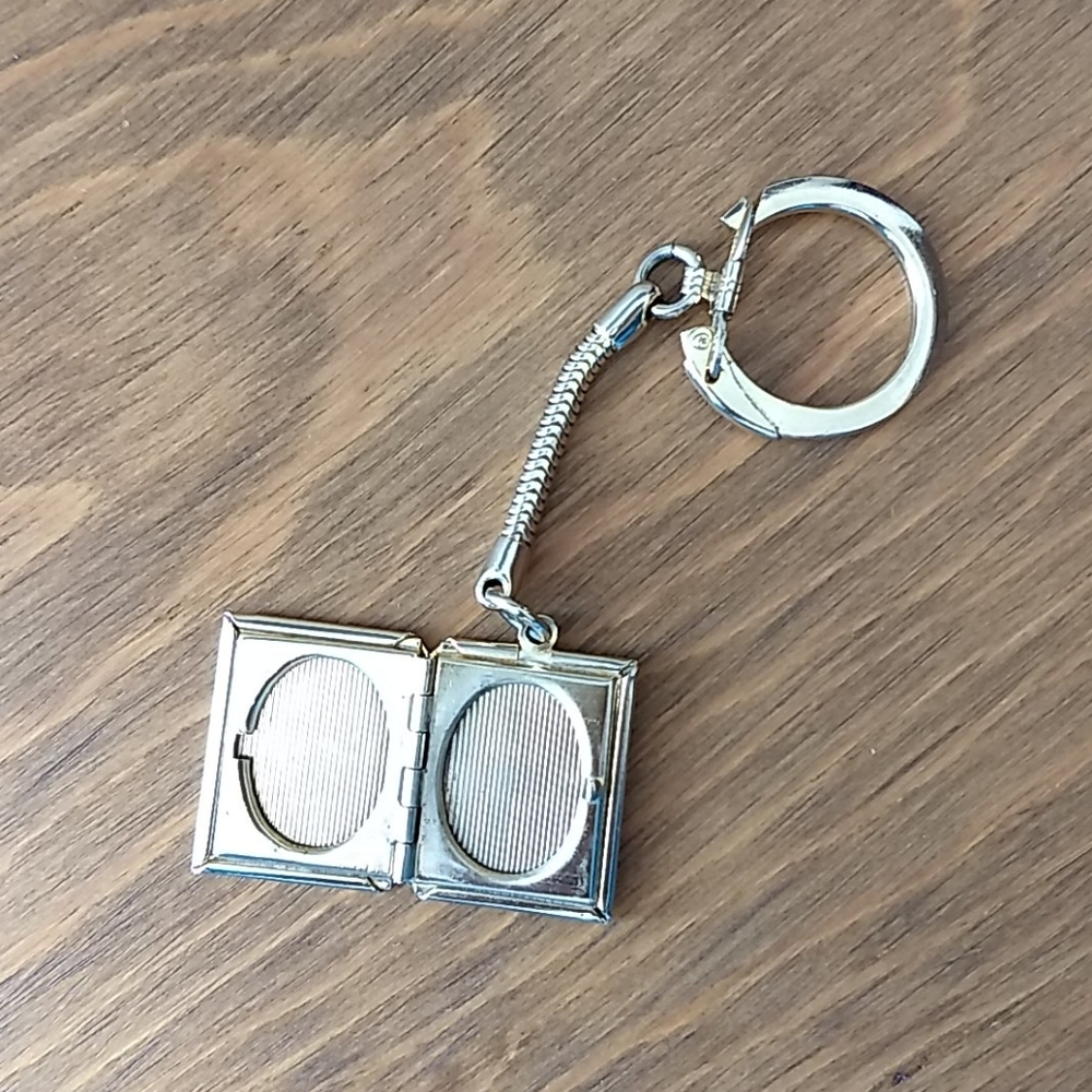 Locket Key Chain - Picture 2 of 5